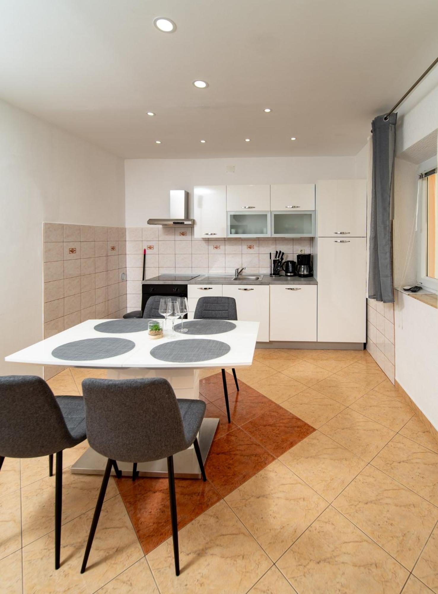 Apartments Lores Rab Town Ngoại thất bức ảnh
