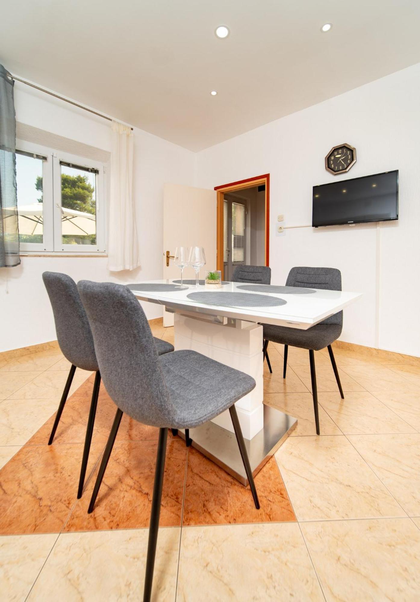 Apartments Lores Rab Town Ngoại thất bức ảnh